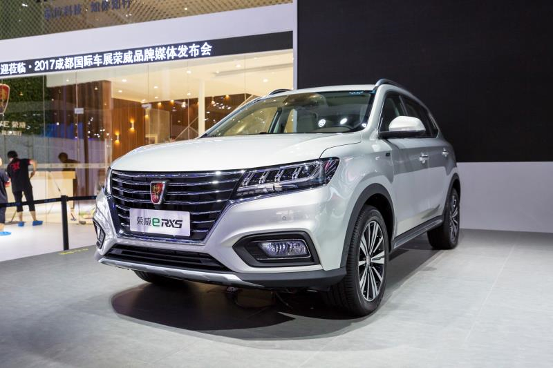 全新荣威950、荣威e950定义“高级轿车” 成都车展亮相售价16.88万起 互联网汽车上市一周年 系统升级带来颠覆式进化